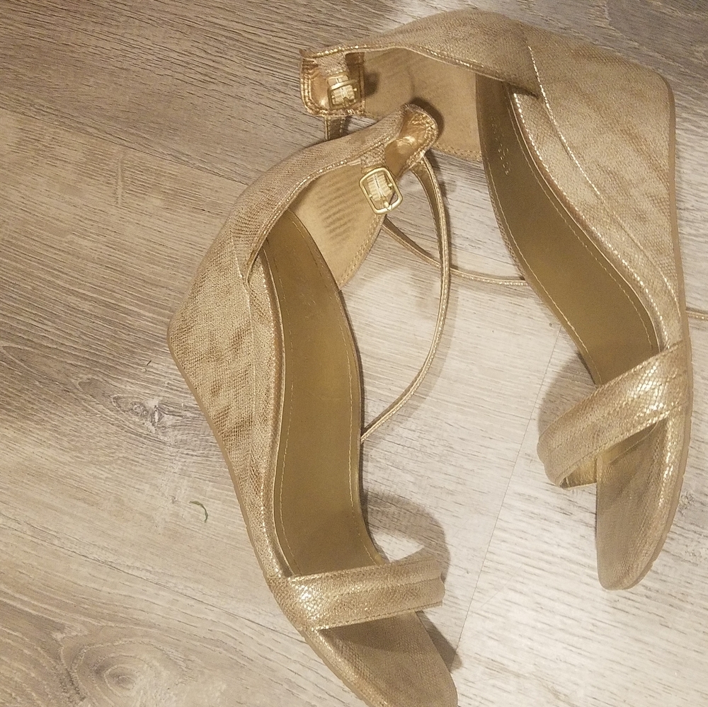 Gold Metallic Strappy Reaction Kenneth Cole Wedge